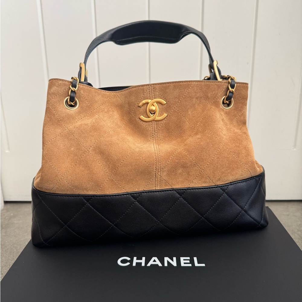 Chanel 25A Suede Metier d’Arts 2025 Small Shopper